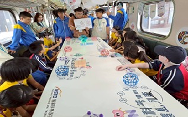 東榮國中師生使用圖卡講解科學原理