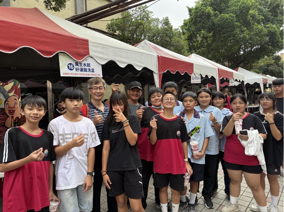 民和國中學生合影