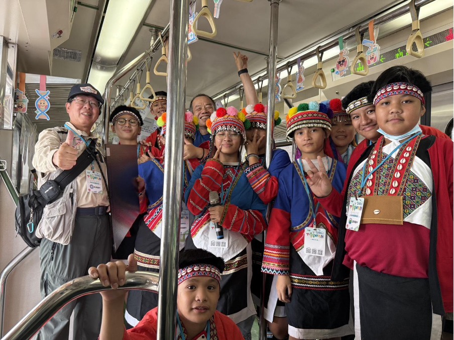 身穿鄒族族服的學生