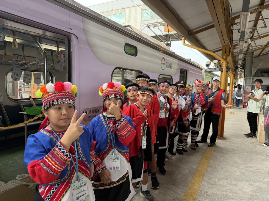 民和國中學生於月臺合影