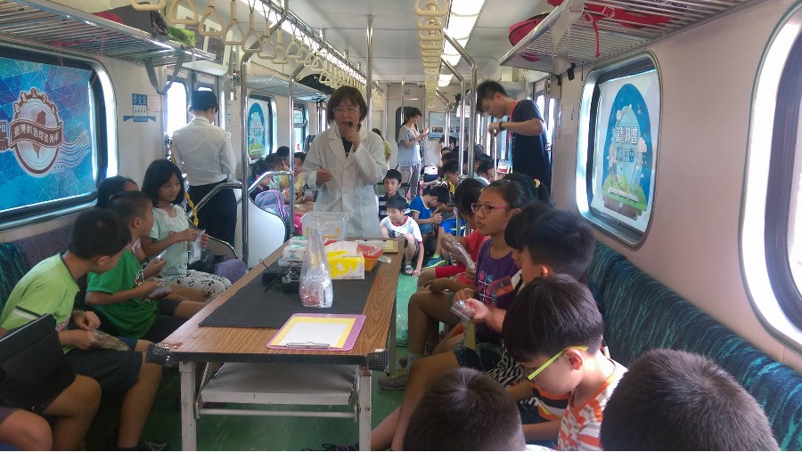 在行進的車廂內，把科學交到孩子手中