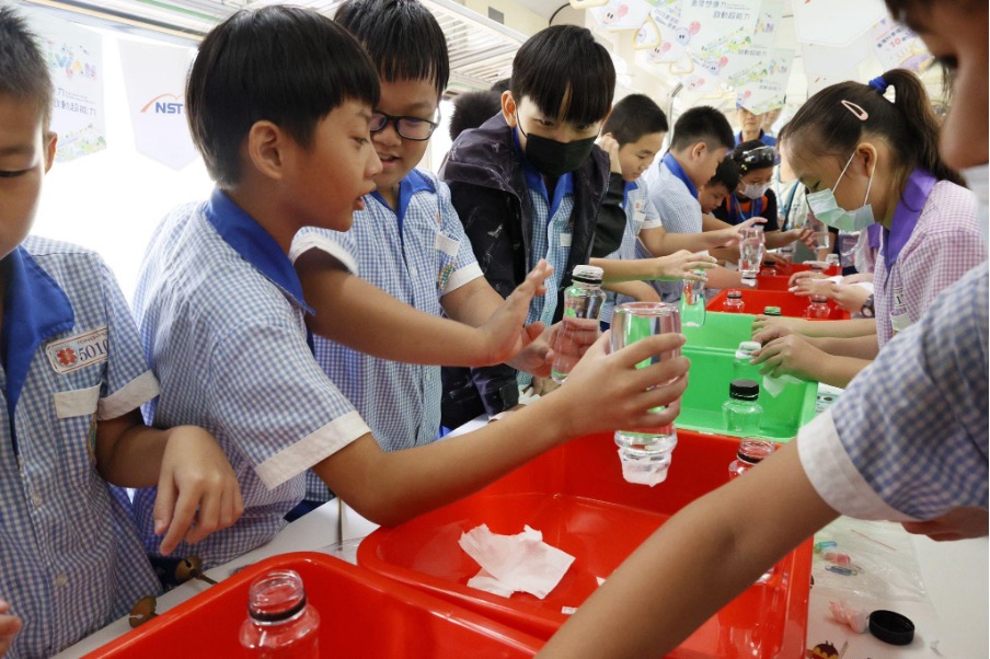 學生進行「泳不落下」實驗