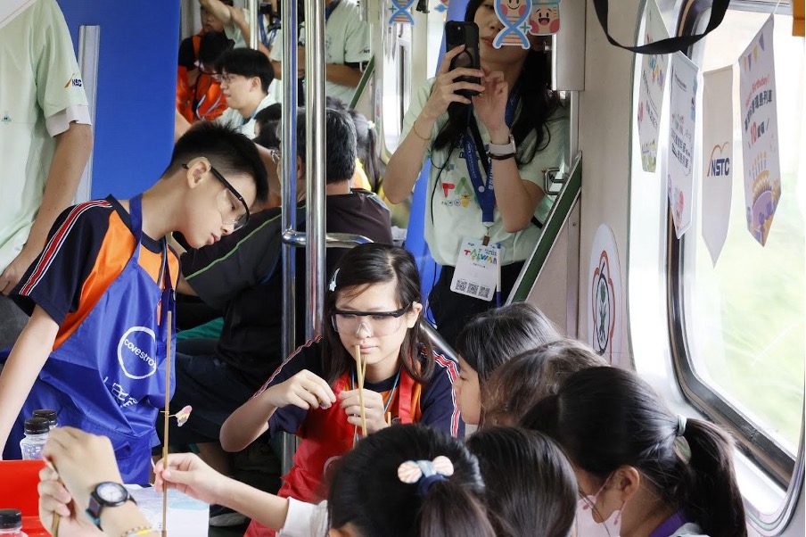 學生共同操作實驗