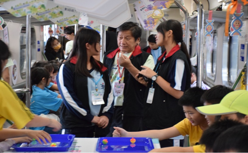 壽豐國中的學生們在臺灣科普環島列車上擔任關主