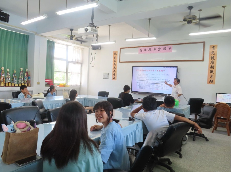 李恩銘校長帶領學生籌備活動