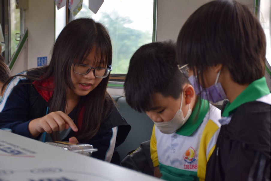 關主與孩子一起玩實驗