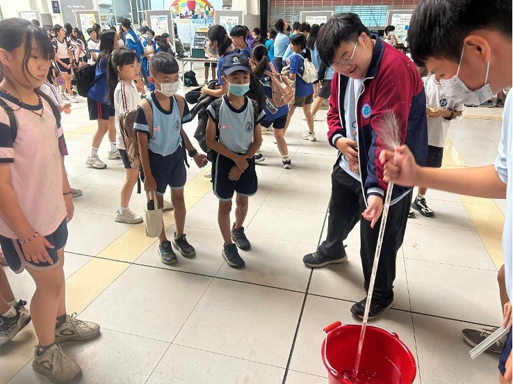 關主向闖關者示範活動