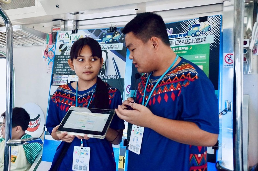 巴楠花部落中小學學生向參與者講解他們的實驗