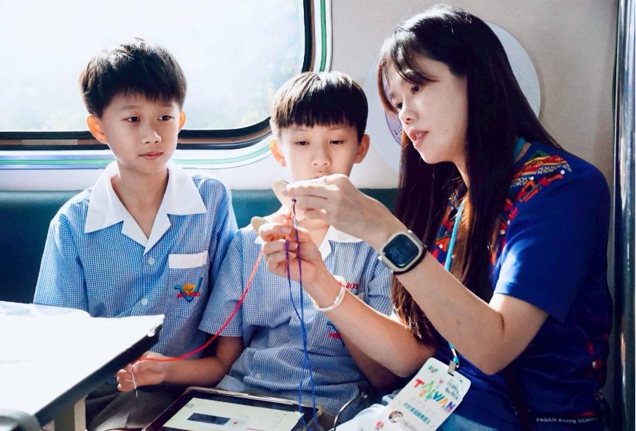 孫綿娸老師帶領學生操作十字繡產生器