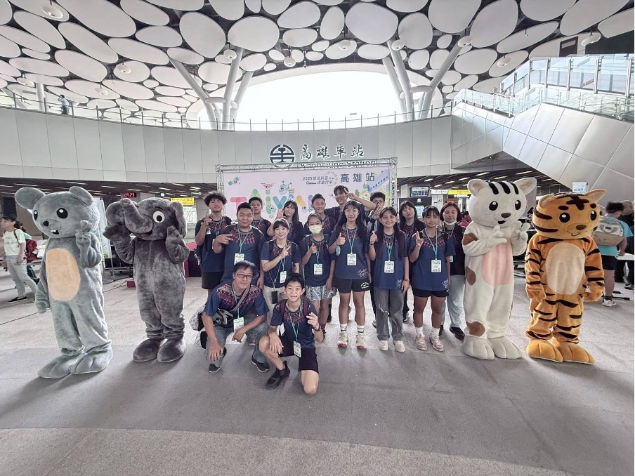 巴楠花部落中小學學生合影