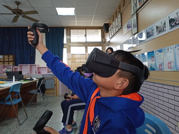 同學使用 VR 裝置