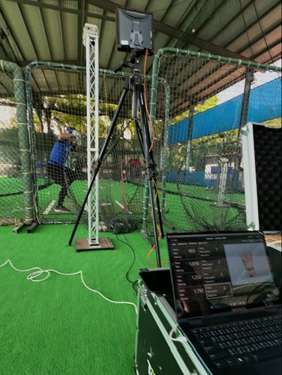 透過高速攝影與影像分析，教練能細緻觀察球員出手動作，進一步連結數據與技術調整。（圖片來源：富邦悍將二軍陳品捷打擊教練）