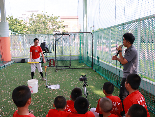 從國中、高中到大學的第一線教練觀察來看，基層真正需要的，是讓球員能「看見自己的動作」。（圖片提供：屏東高中陳勁甫體育老師）