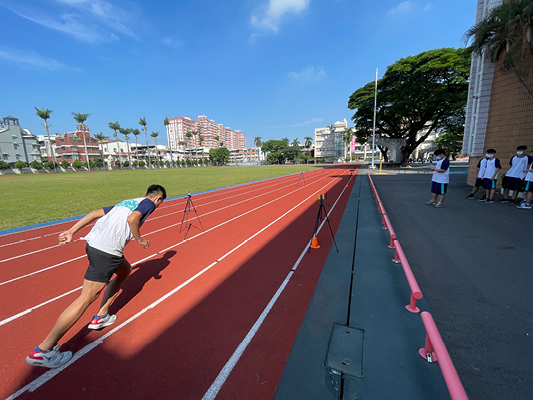 陳勁甫老師指出，學生正處於成長期，需要持續追蹤心肺耐力、肌力、柔軟度與競技體適能等身體素質能力。（圖片提供：南臺科技大學謝大偉棒球教練）