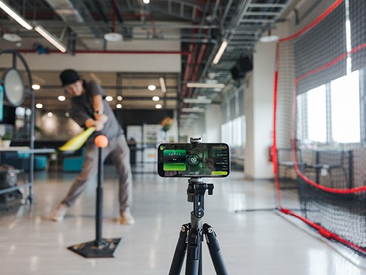 因為運動科技的導入，現在透過手機應用程式，即可進行擊球分析，讓使用者在日常環境中掌握揮棒軌跡與擊球數據，將訓練轉為個人化練習。（攝影：董宥廷）