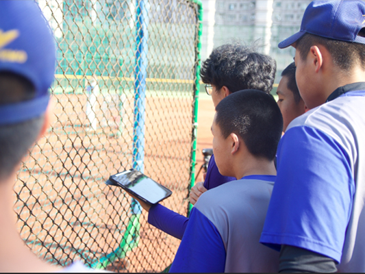 數據進入訓練現場，讓球員從被動執行轉為主動理解，教練則以數據為基礎進行雙向引導，重塑訓練決策與溝通方式。（圖片提供：野球革命）