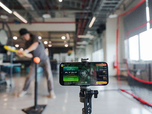 手機結合AI影像分析，使運動動作得以即時校正，降低訓練門檻，並讓身體理解能力走向普及。（攝影：董宥廷）