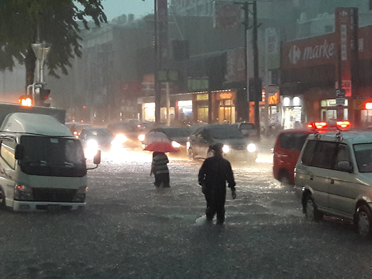 同樣的降雨量，在不同地區可能造成完全不同的淹水情況。災防科技中心透過在地風險資料建置，將氣象數字轉譯成「會不會淹水、淹多深」等具體災害衝擊推估。（圖片來源Shutterstock）