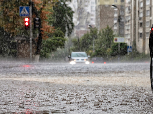全球氣候變遷加劇,「降雨型態」也出現極端變化,不只颱風會帶來強降雨,低壓帶、西南氣流,也都可能造成淹水災情。(圖片來源Shutterstock)