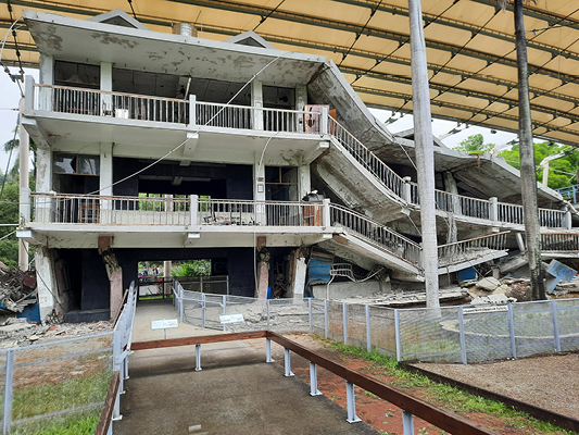 去半世紀，臺灣從921集集大地震中練就工程耐震力，但2024年0403花蓮地震、楠西地震與馬太鞍溪堰塞湖災害也凸顯：「建築不倒」，不代表避難機能可以正常運作。（圖片來源Shutterstock）