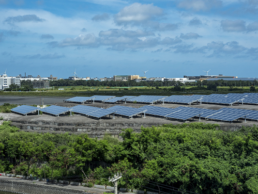 臺灣白天用電需求與太陽光電出力較高的時段有所重疊,若將發電裝置設於用電集中的區域,可就近供應電力,分擔日間負載。(圖片來源:Shutterstock)