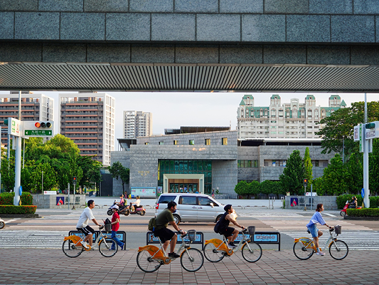 以物聯網及大數據支援城市公共自行車系統的YouBike，是以科技實踐資源利用最大化的循環典範。（圖片提供：Shutterstock）