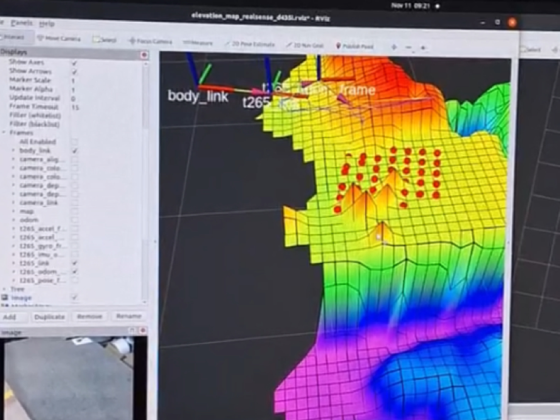 視覺與光達（LiDAR）資料融合所即時建立出的地形高度分布圖，標出周遭地形起伏，讓機器狗能精準落腳。（圖片提供：國立臺灣大學機械工程學系郭重顯特聘教授）