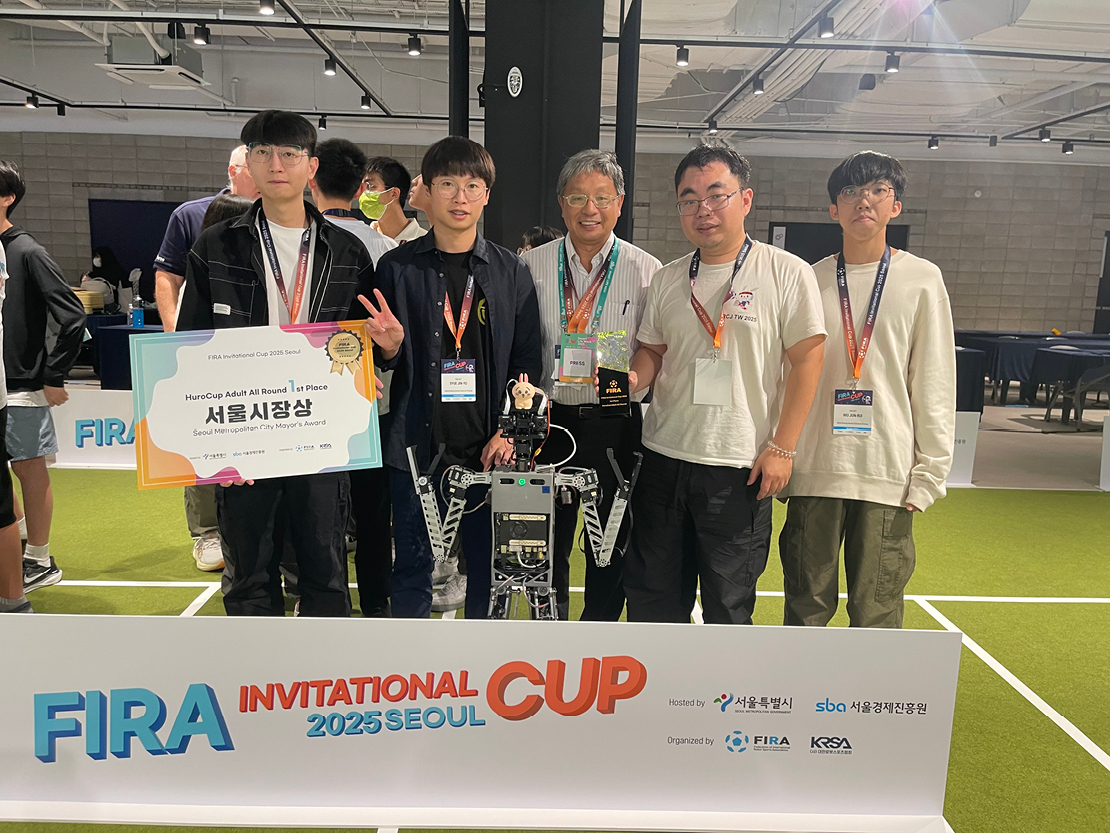 在「FIRA Invitational Cup 2025」中,杜國洋教授(右三)率隊參賽,獲得大型全能人形機器人組總成績第一名,並於舉重與射箭項目奪冠,展現團隊在機器人研發與系統整合上的實戰成果。(圖片提供:國立高雄科技大學電機工程系杜國洋教授)