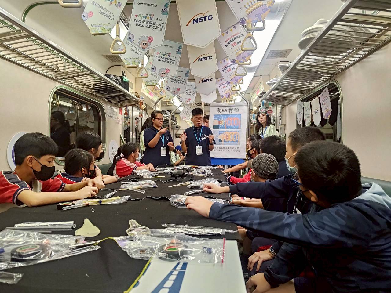 帶領偏鄉學童走進共好車廂，實現聽障生「手心向下」的助人想像